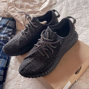 Yeezy Black Pirates Size 10 7/10 condition